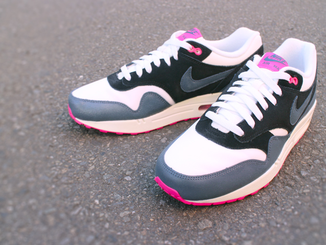 NIKE WMNS AIR MAX 1 ESSENTIAL “WHITE/DK ARMRY BLUE-PNK FL-BLK” - 01