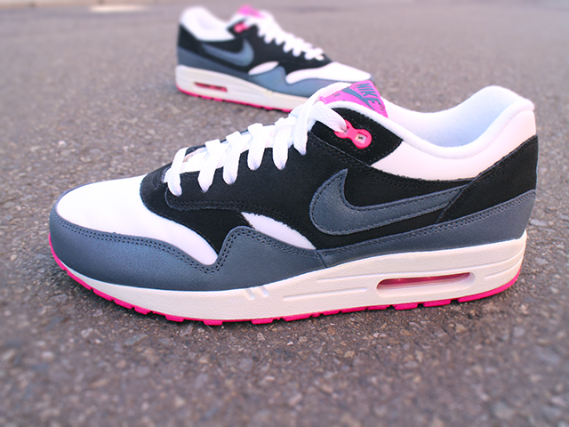 NIKE WMNS AIR MAX 1 ESSENTIAL “WHITE/DK ARMRY BLUE-PNK FL-BLK” - 02