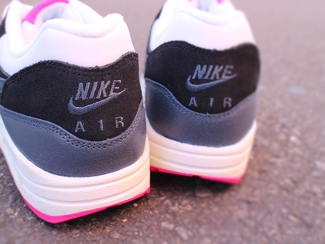 NIKE WMNS AIR MAX 1 ESSENTIAL “WHITE/DK ARMRY BLUE-PNK FL-BLK” - 04