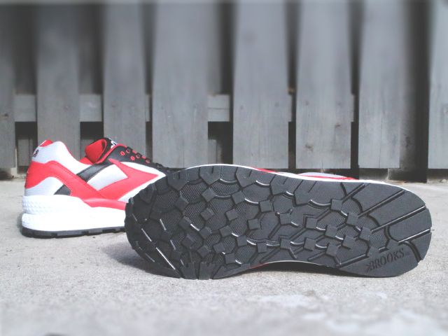 BROOKS HERITAGE MOJO “BLACK/TRUE RED/LUNAR ROCK” - 05