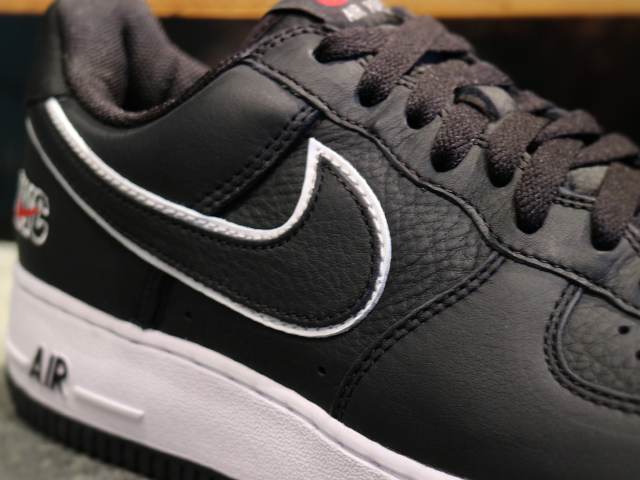 NIKE AIR FORCE 1 LOW RETRO “NYC/BLACK/BLACK-WHITE-VARSITY RED” - 03