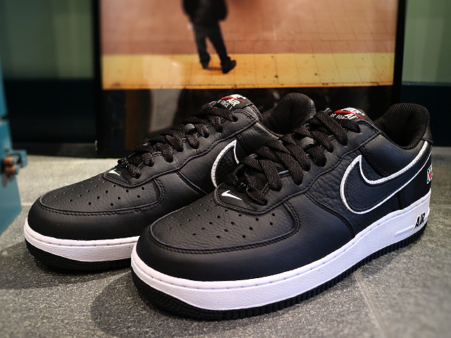 NIKE AIR FORCE 1 LOW RETRO “NYC/BLACK/BLACK-WHITE-VARSITY RED” - 01