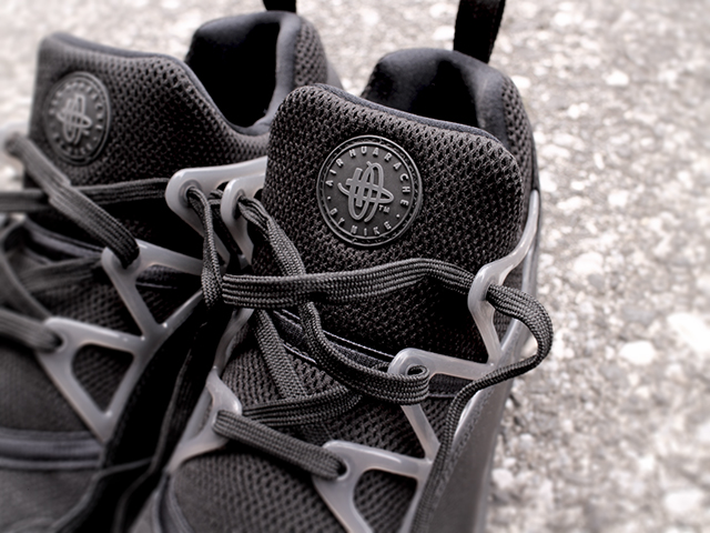 NIKE WMNS AIR HUARACHE LIGHT PRM “BLACK/BLACK” - 03