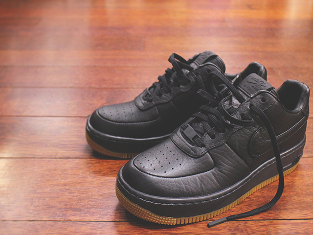 NIKE W AF1 LOW UPSTEP PINNACLE “BLACK/BLACK-GUM LIGHT BROWN” - 01