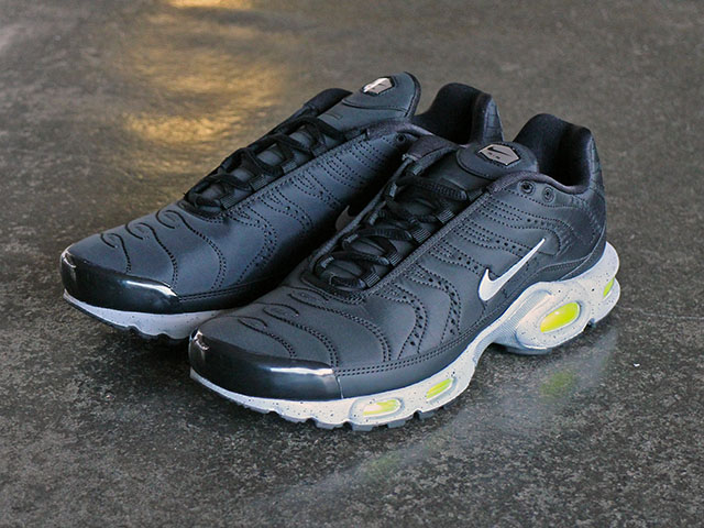 AIR MAX PLUS PRM “BLACK/MATTE SILVER-VOLT” - 01