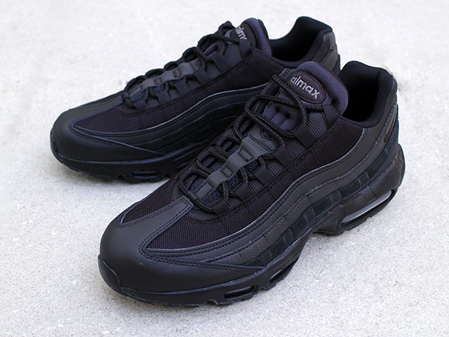 AIR MAX 95 ESSENTIAL “TRIPLE BLACK” - 02