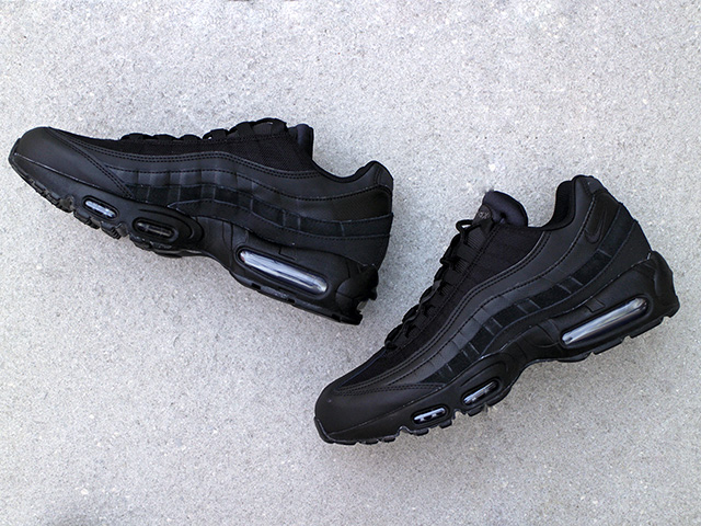 AIR MAX 95 ESSENTIAL “TRIPLE BLACK” - 05