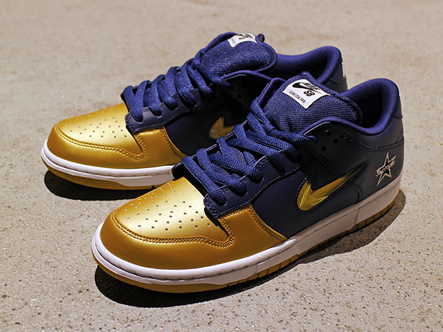 SB DUNK LOW OG QS “SUPREME” METALLIC GOLD/NAVY - 01