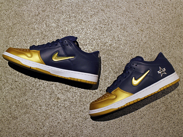 SB DUNK LOW OG QS “SUPREME” METALLIC GOLD/NAVY - 04