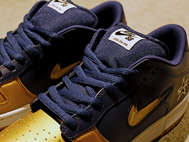 SB DUNK LOW OG QS “SUPREME” METALLIC GOLD/NAVY - 02