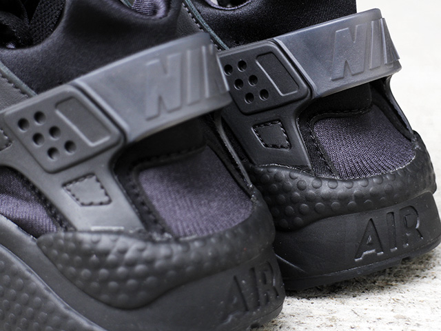 AIR HUARACHE “TRIPLE BLACK” - 04